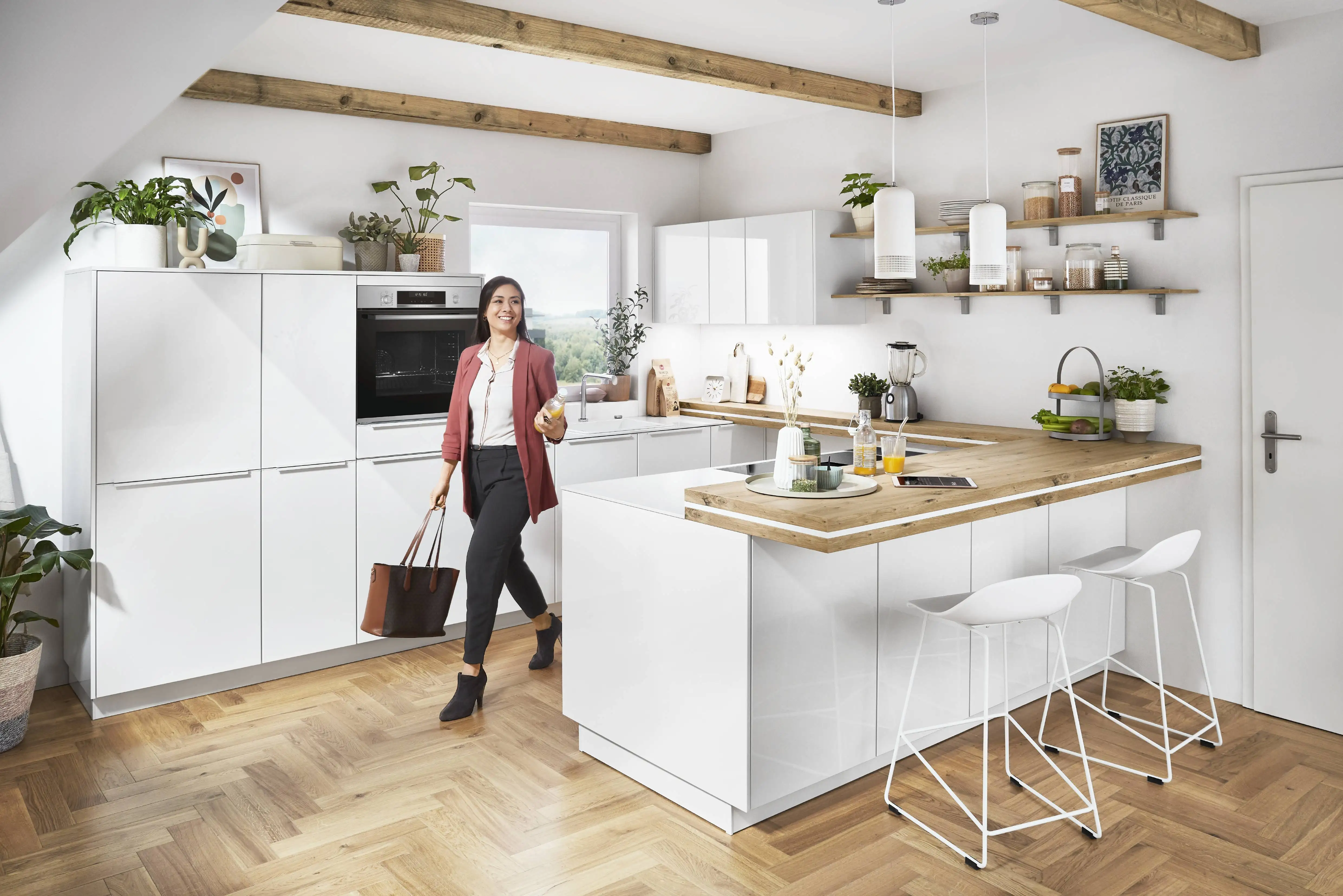 Weisse Küche in U-Form mit Arbeitsplatte in Holzdekor
